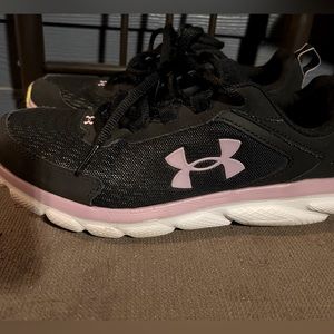 Under Armour charged assets tennis shoes